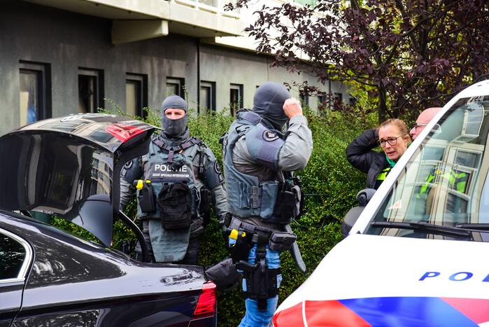 Man met verward gedrag door arrestatieteam uit flatwoning gehaald
