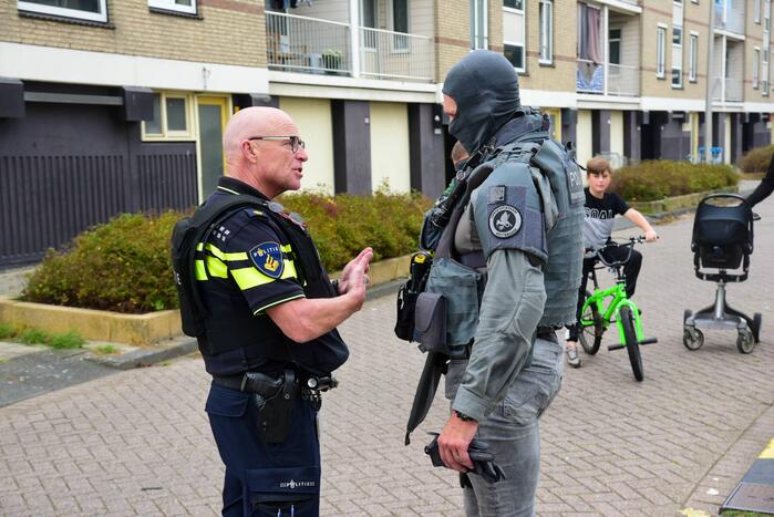 Man met verward gedrag door arrestatieteam uit flatwoning gehaald