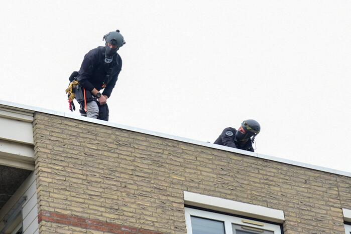 Man met verward gedrag door arrestatieteam uit flatwoning gehaald