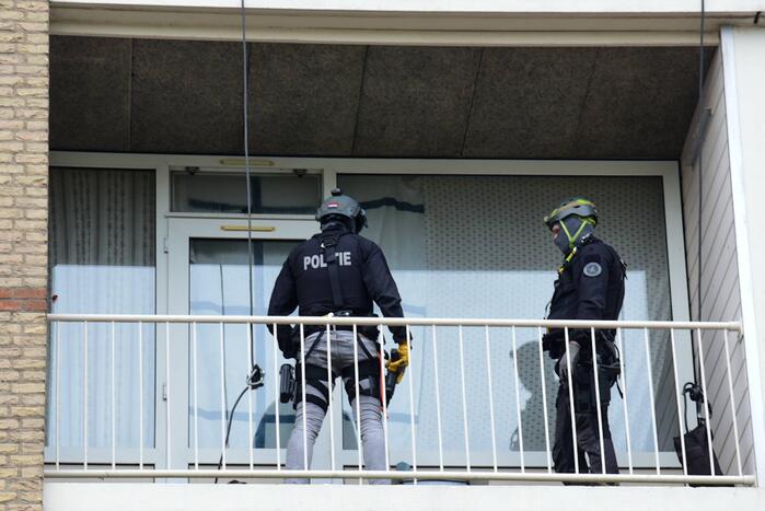 Man met verward gedrag door arrestatieteam uit flatwoning gehaald