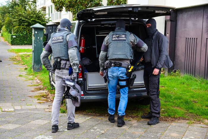 Man met verward gedrag door arrestatieteam uit flatwoning gehaald
