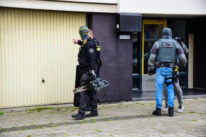 Man met verward gedrag door arrestatieteam uit flatwoning gehaald