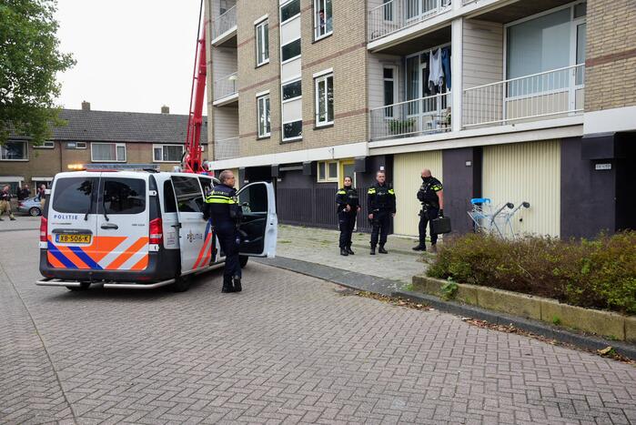 Man met verward gedrag door arrestatieteam uit flatwoning gehaald