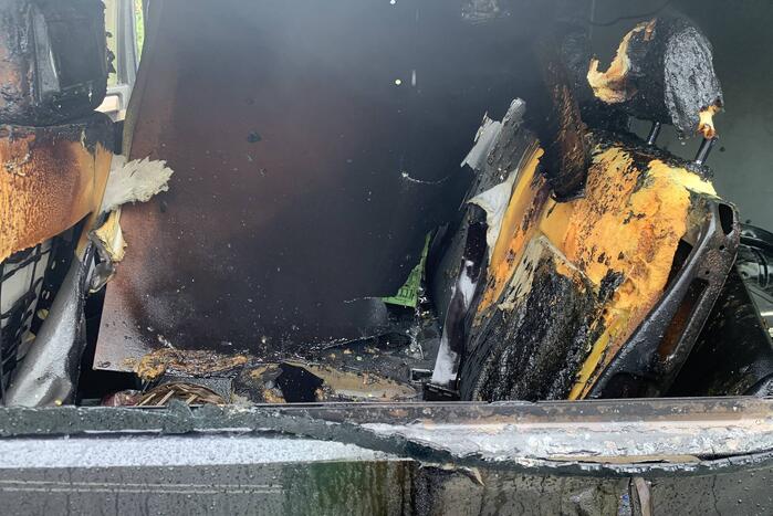 Bestelbus uitgebrand door waxinekaars om eten warm te houden