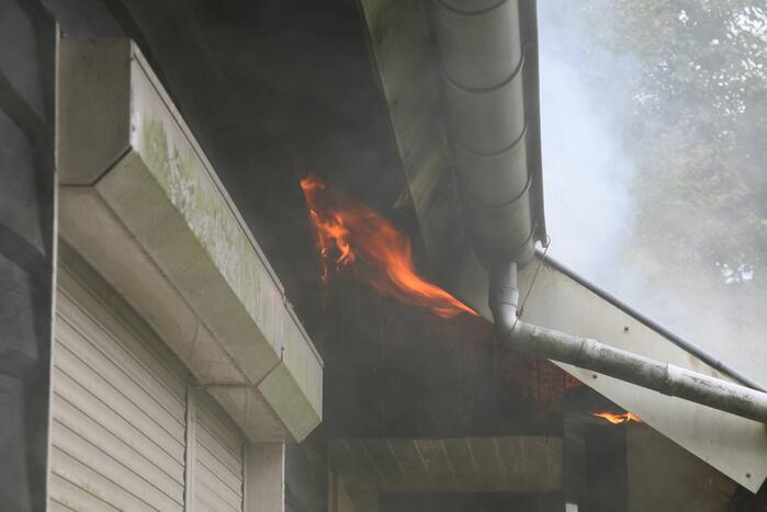 Hevige brand in voormalig clubgebouw van schaatsbaan