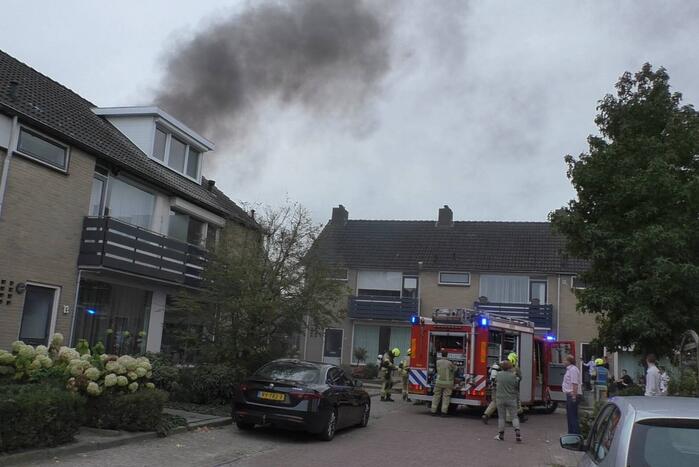 Veel rook door uitslaande brand in schuur