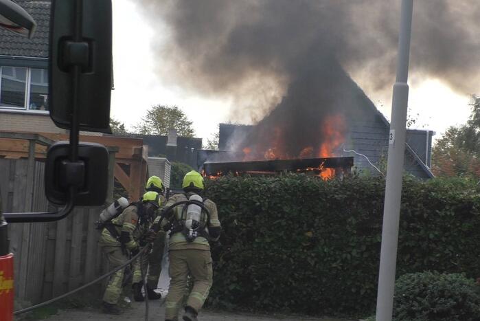 Veel rook door uitslaande brand in schuur
