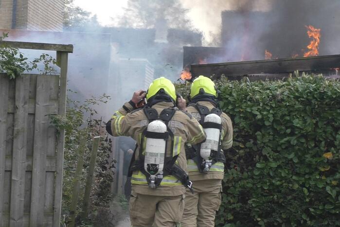 Veel rook door uitslaande brand in schuur
