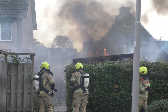 Veel rook door uitslaande brand in schuur