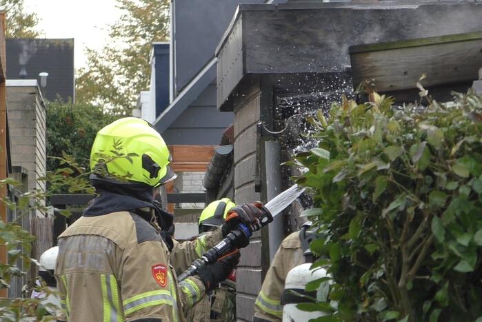 Veel rook door uitslaande brand in schuur