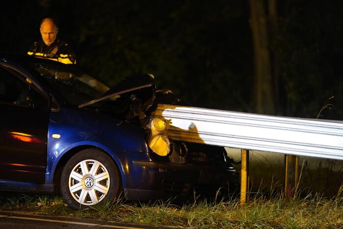 Personenauto botst frontaal tegen vangrail