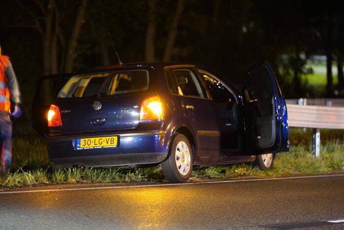 Personenauto botst frontaal tegen vangrail