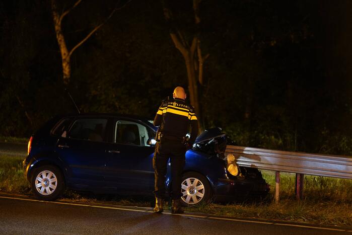 Personenauto botst frontaal tegen vangrail