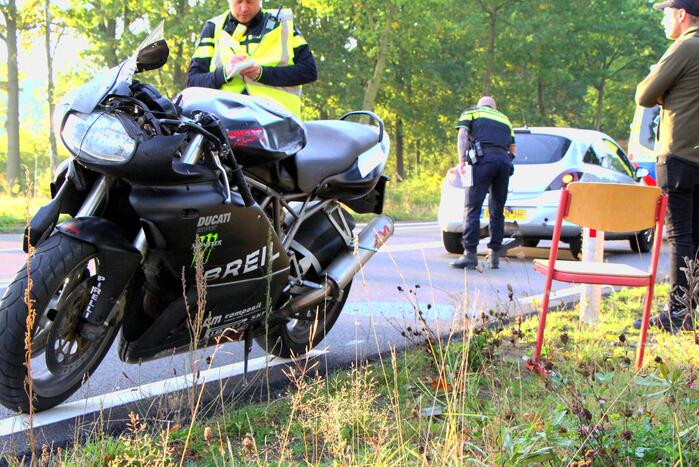Motorrijder botst achterop personenauto
