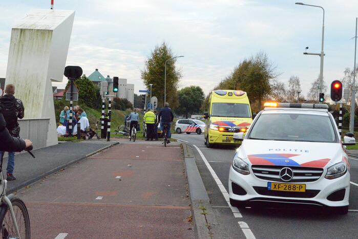 Vrouw op leeftijd gaat onderuit met rollator