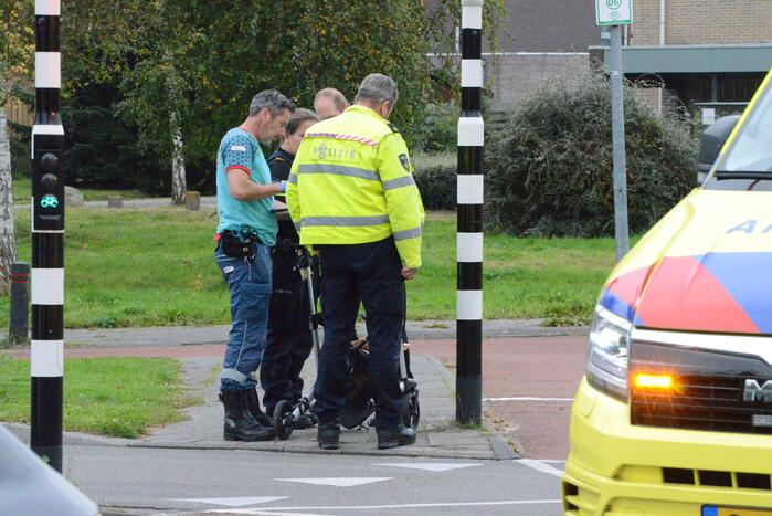Vrouw op leeftijd gaat onderuit met rollator