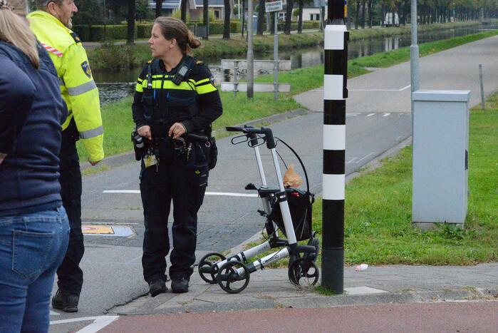 Vrouw op leeftijd gaat onderuit met rollator