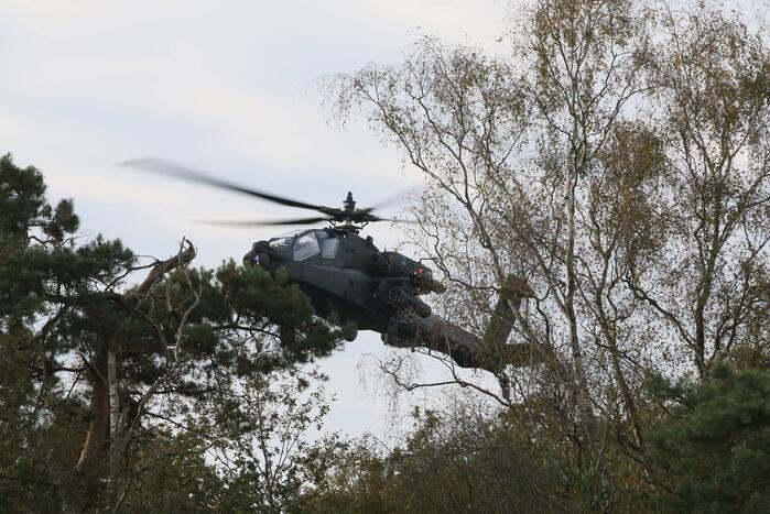 Defensie traint met gevechtshelikopters