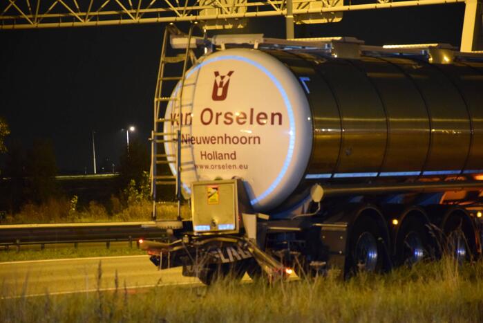 Auto botst op tankwagen na negeren stopteken