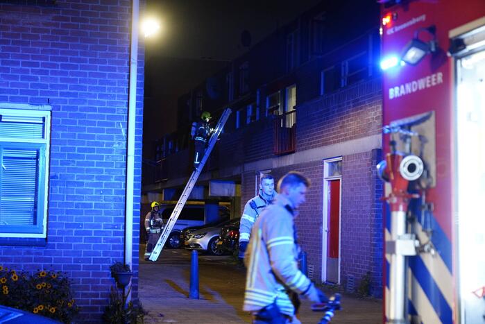 Brandweer blust brand in woning