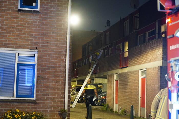 Brandweer blust brand in woning