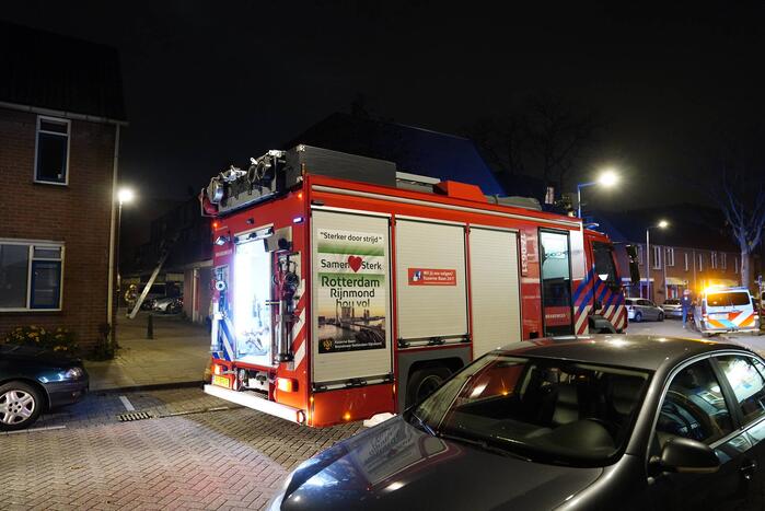 Brandweer blust brand in woning