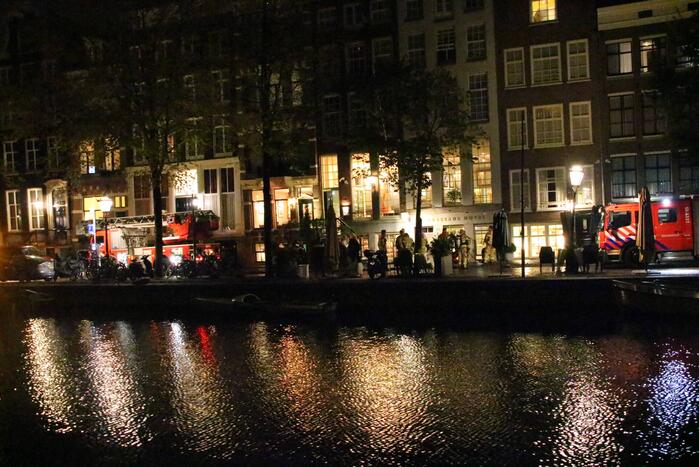 Brandweer blust brand in hotel Ambassade