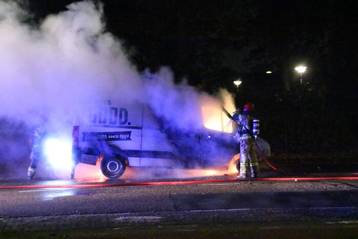 Brandweer blust brand in bestelbus