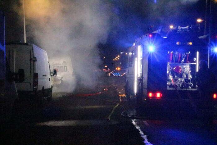 Brandweer blust brand in bestelbus