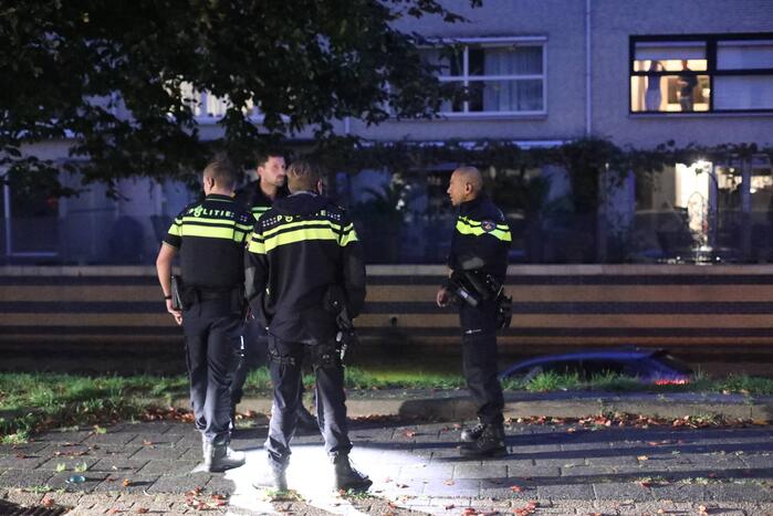 Buurman haalt buurman uit auto te water