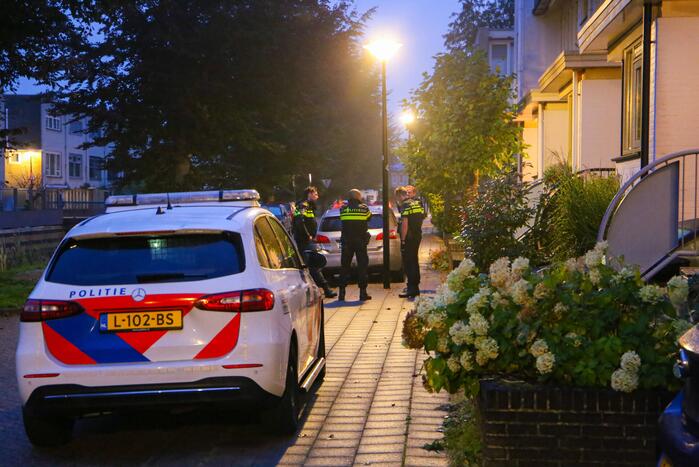 Buurman haalt buurman uit auto te water