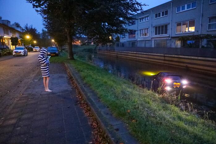 Buurman haalt buurman uit auto te water