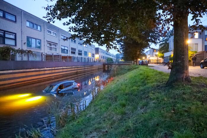 Buurman haalt buurman uit auto te water