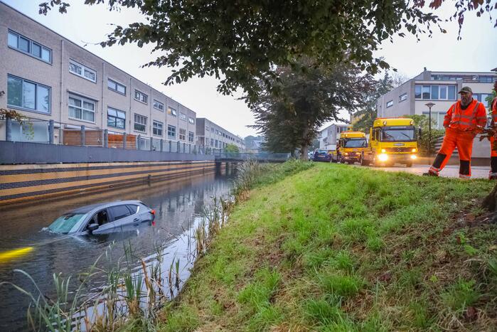 Buurman haalt buurman uit auto te water