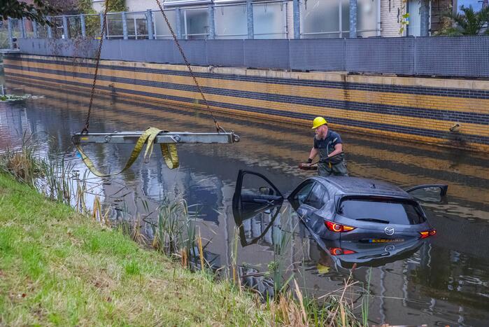 Buurman haalt buurman uit auto te water