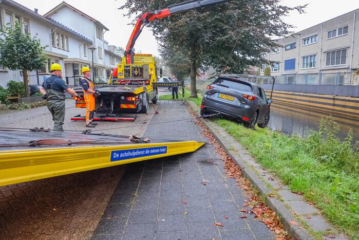 Buurman haalt buurman uit auto te water