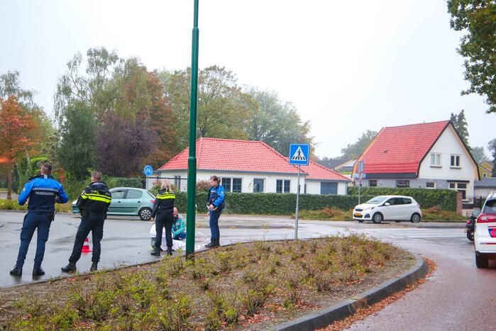 Vrouw gewond na val met scooter op rotonde