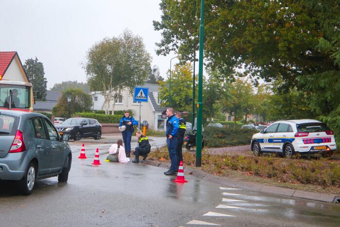 Vrouw gewond na val met scooter op rotonde