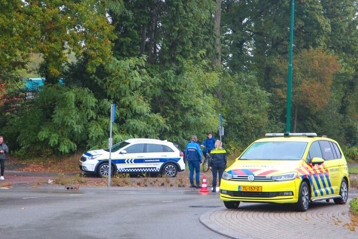Vrouw gewond na val met scooter op rotonde
