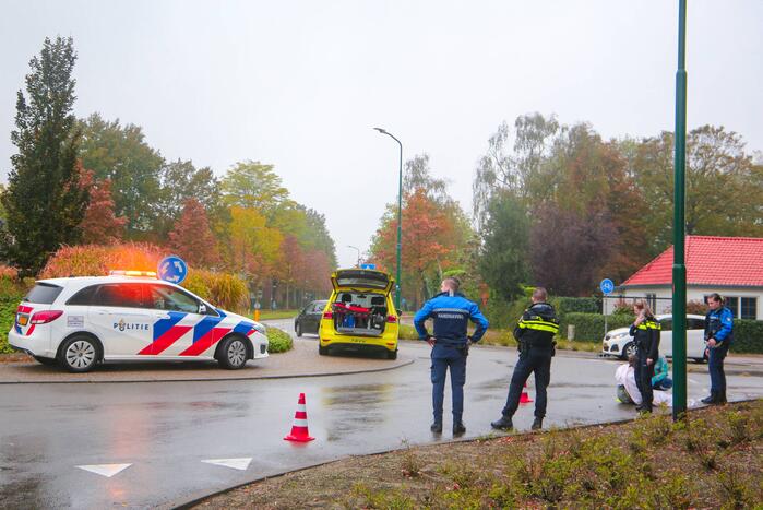 Vrouw gewond na val met scooter op rotonde