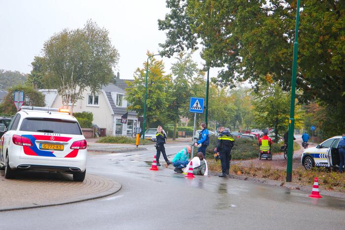 Vrouw gewond na val met scooter op rotonde