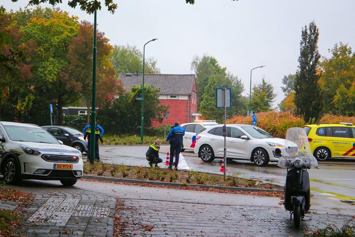 Vrouw gewond na val met scooter op rotonde