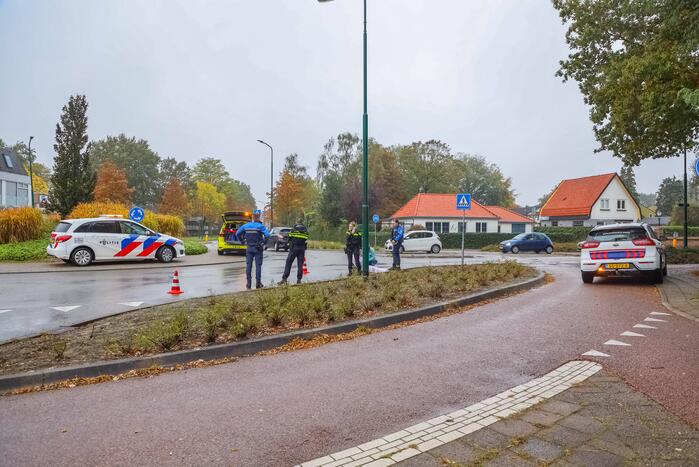 Vrouw gewond na val met scooter op rotonde