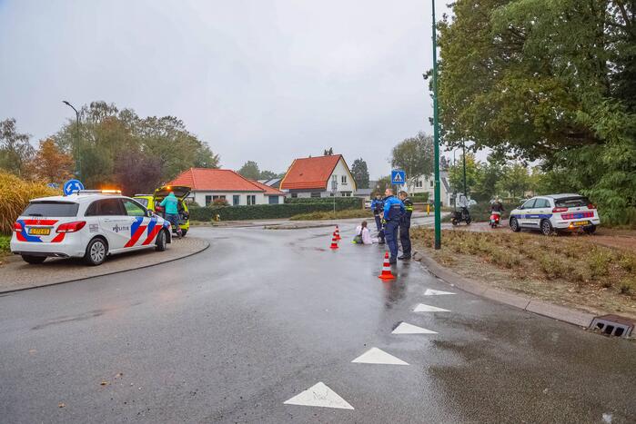 Vrouw gewond na val met scooter op rotonde