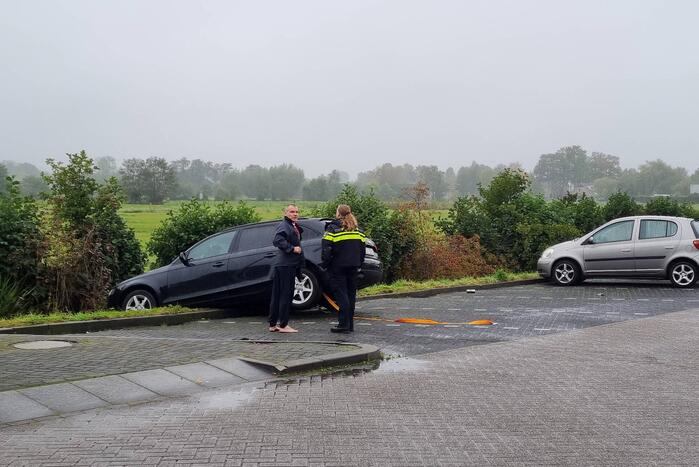 Automobilist belandt op slootkant bij Esso-tankstation Voskuilen