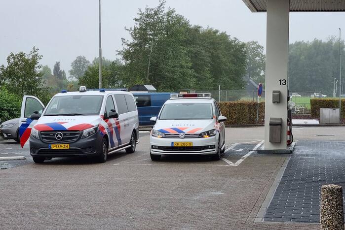 Automobilist belandt op slootkant bij Esso-tankstation Voskuilen