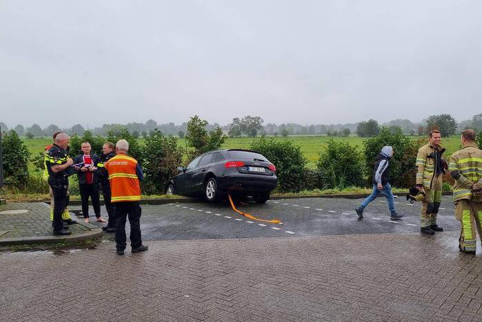 Automobilist belandt op slootkant bij Esso-tankstation Voskuilen