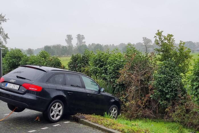 Automobilist belandt op slootkant bij Esso-tankstation Voskuilen
