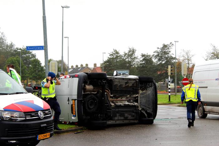 Bestelbus belandt op zijn kant na botsing met bestelbus