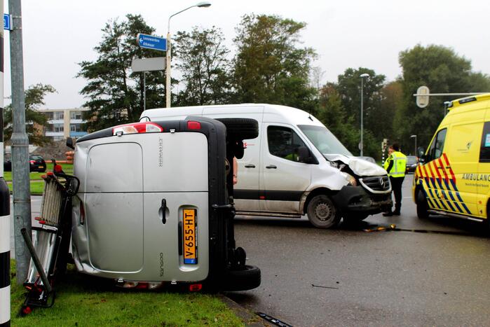 Bestelbus belandt op zijn kant na botsing met bestelbus